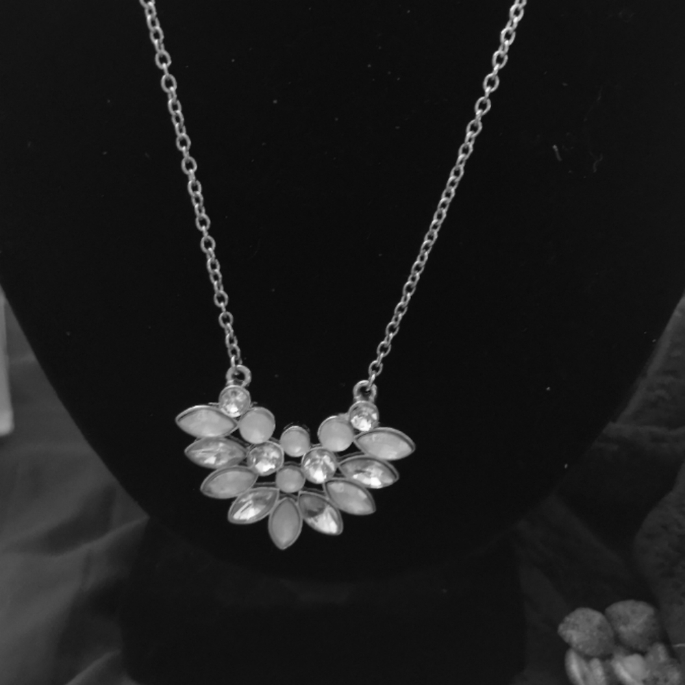 ❤️ Silver chain White Stone Necklace